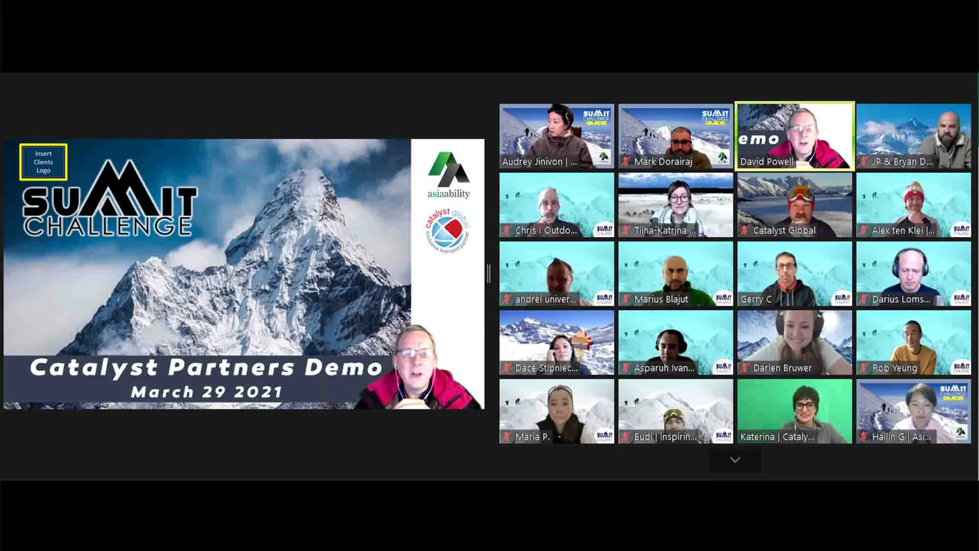 Colaboradores jugando Summit Challenge Online a distancia