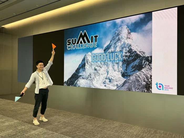 Colaboradores jugando Summit Challenge a distancia