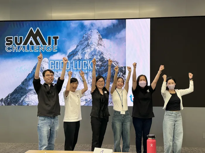 Colaboradores jugando Summit Challenge a distancia