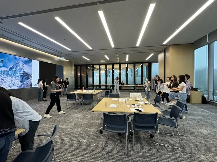 Colaboradores jugando Summit Challenge a distancia