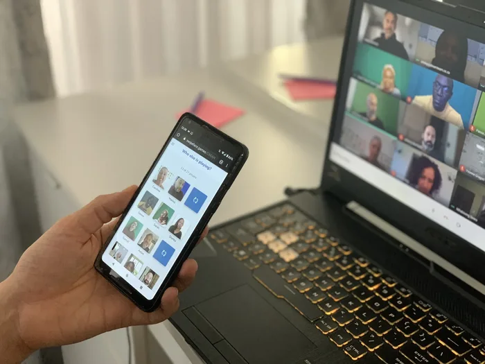 Colaboradores jugando Swipe Face a distancia