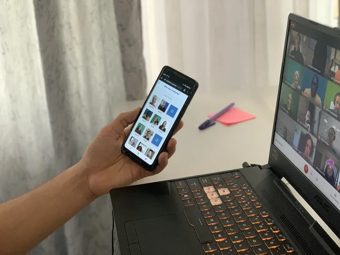 Colaboradores jugando Swipe Face a distancia