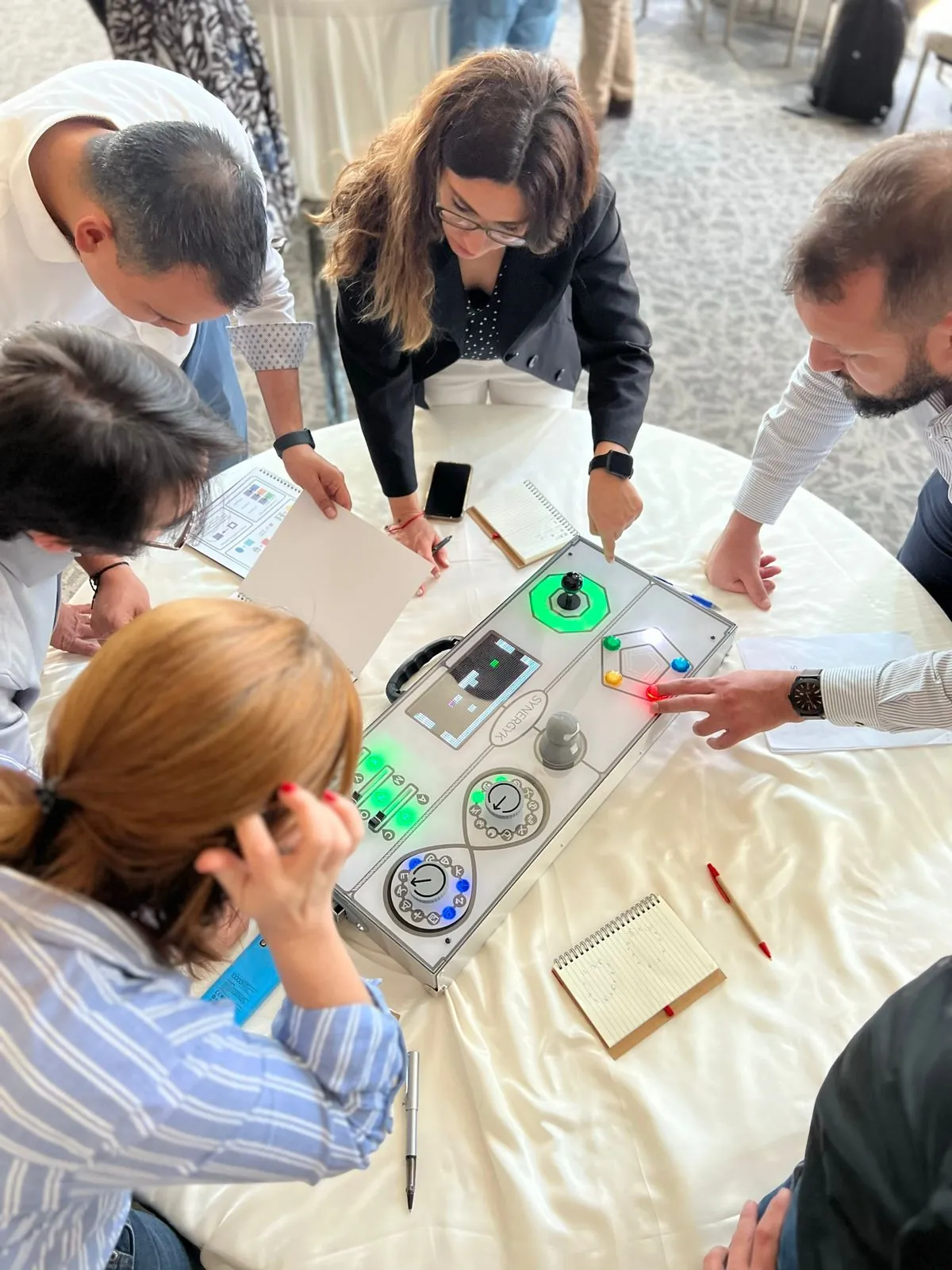 Colaboradores en plena dinámica de Synergyk