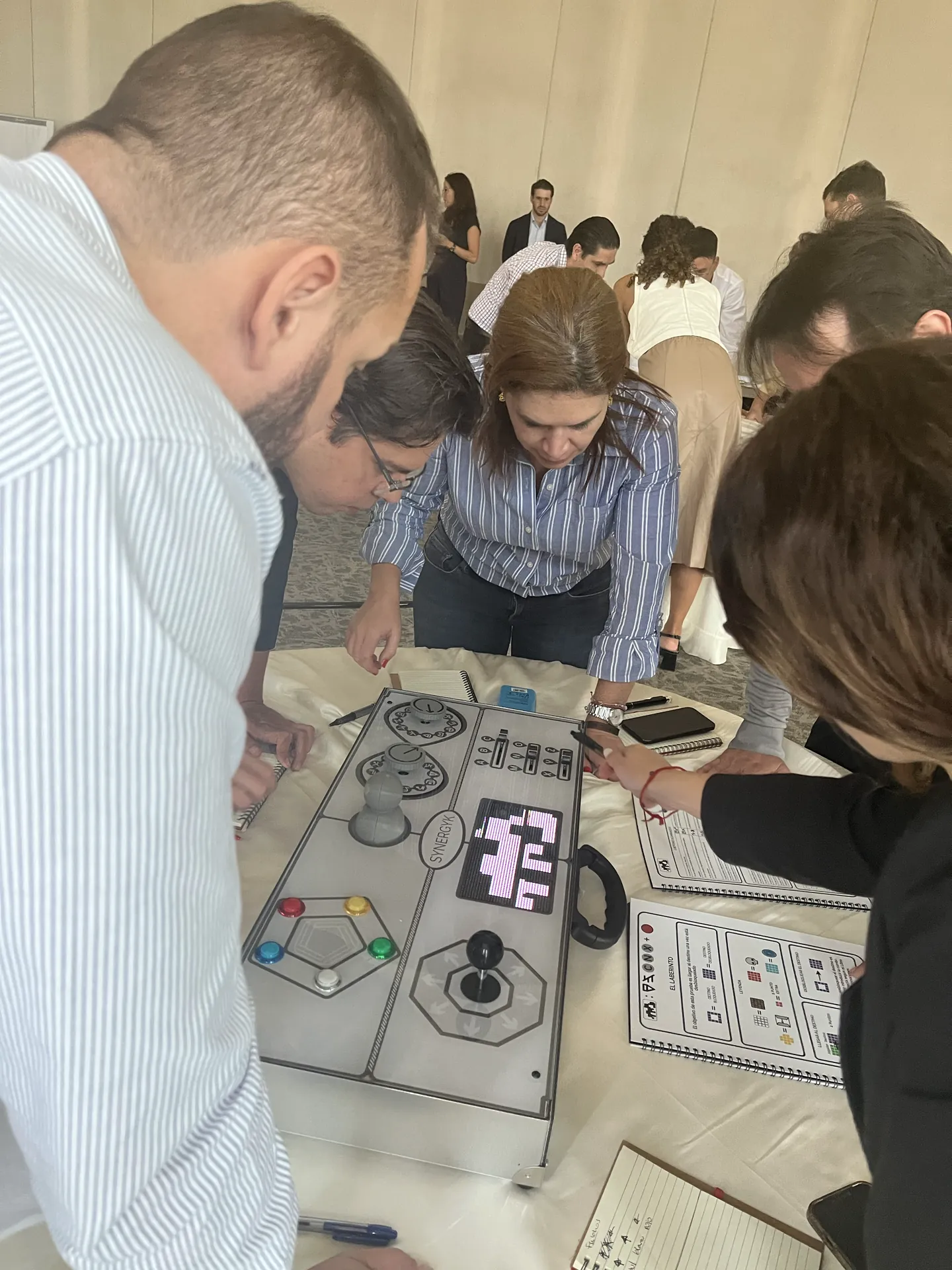 Colaboradores en plena dinámica de Synergyk