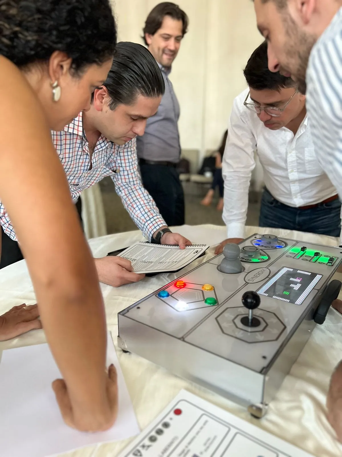 Participantes de Synergyk trabajando en equipo