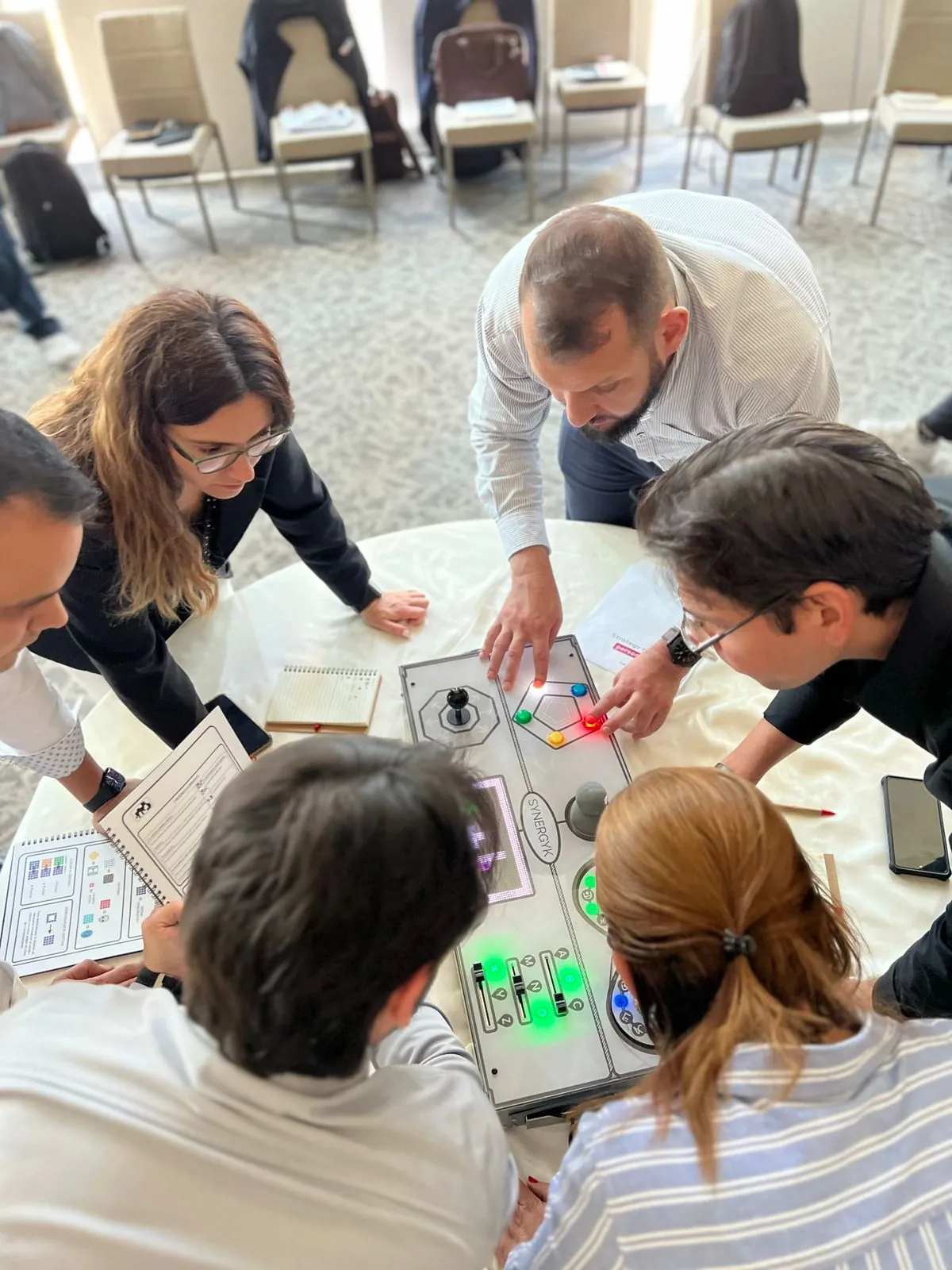 Participantes de Synergyk trabajando en equipo