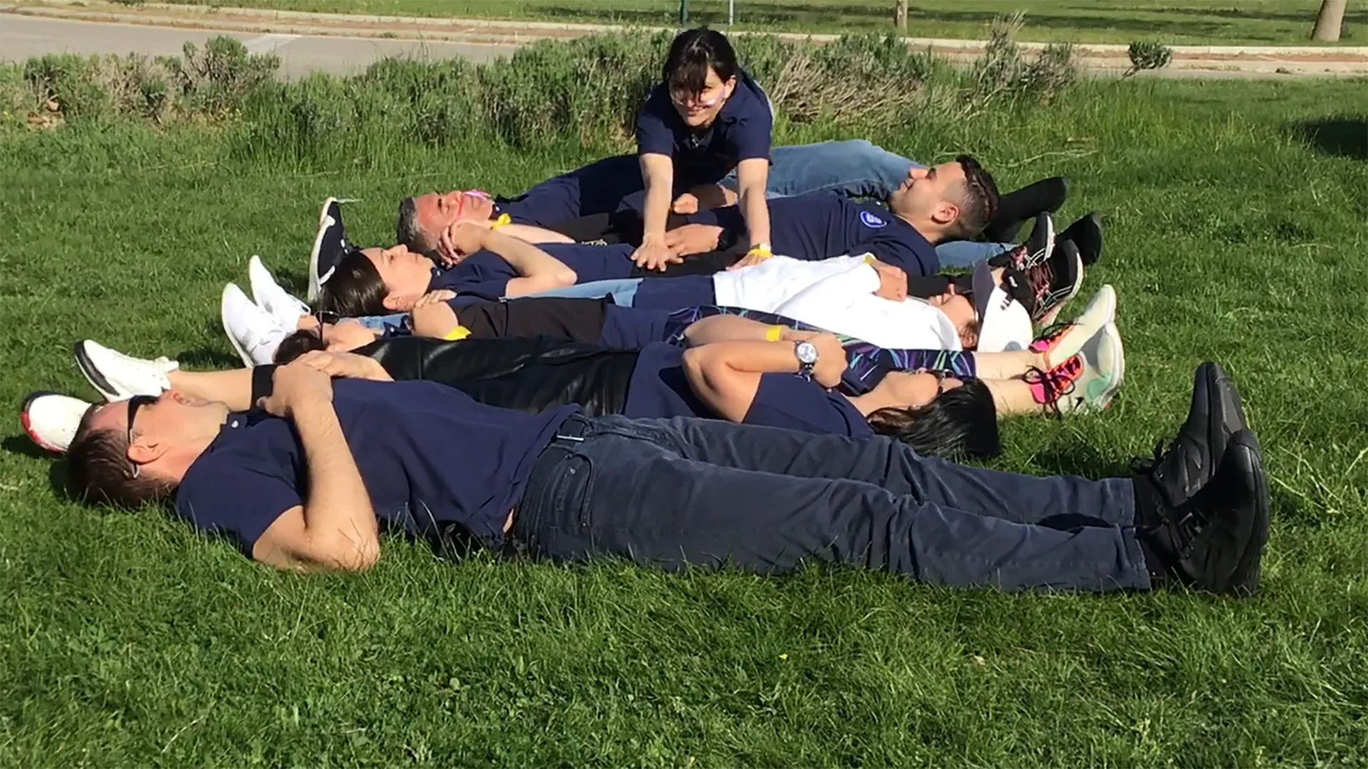 Participantes de Team Wellbeing trabajando en equipo