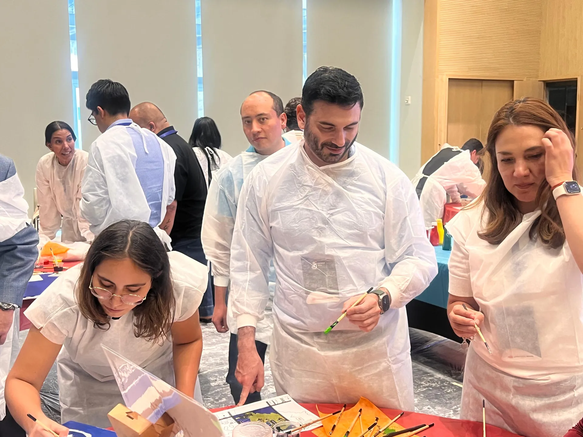 Participantes de The Big picture trabajando en equipo