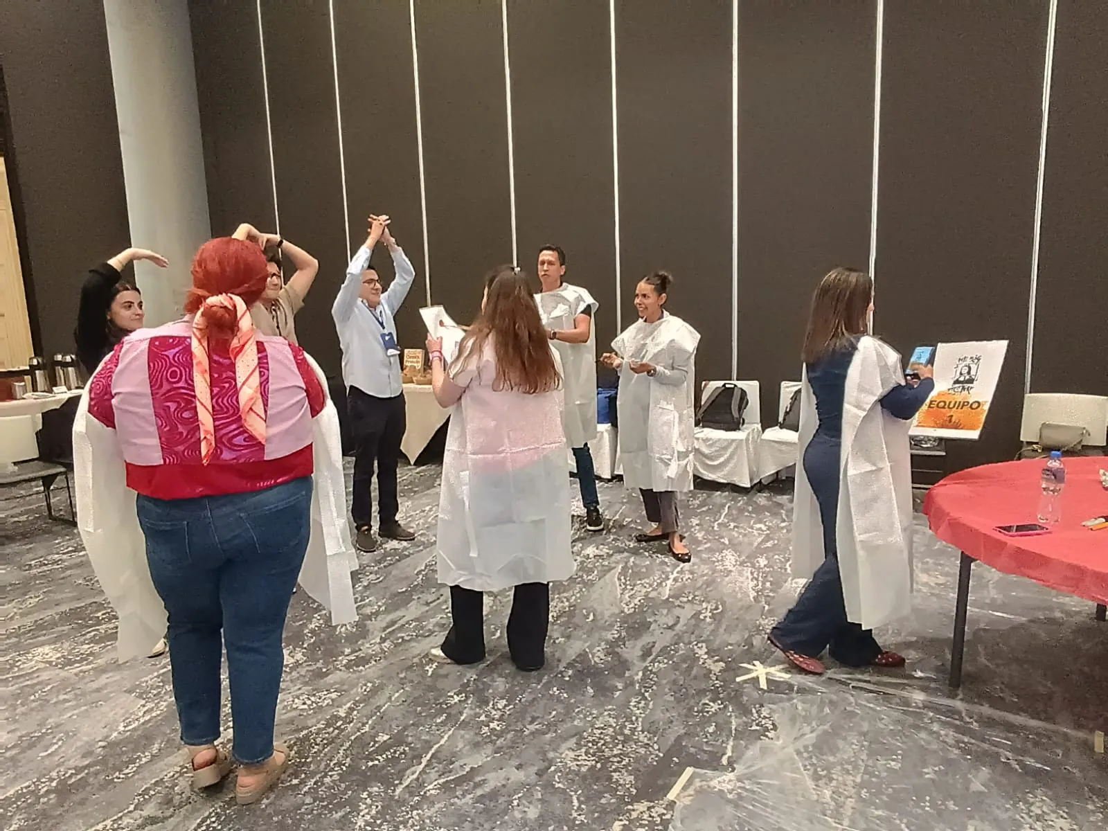 Colaboradores en plena dinámica de The Big picture