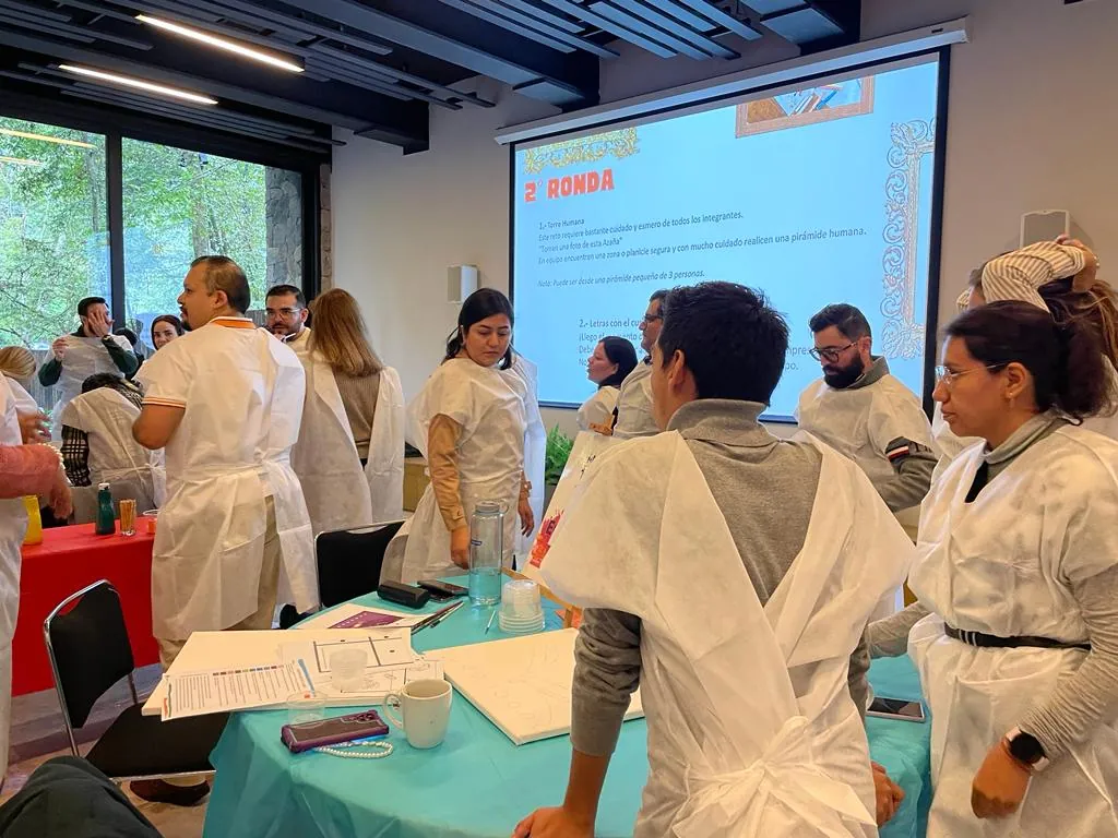 Participantes de The Big picture trabajando en equipo