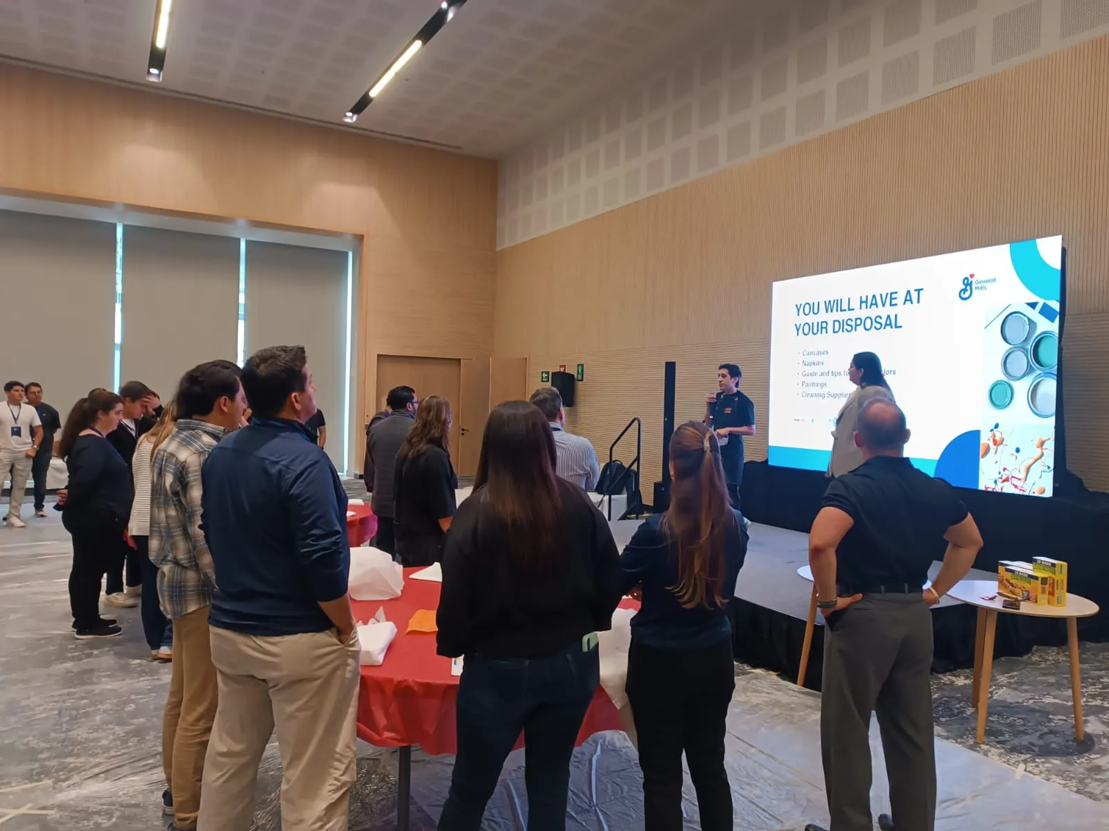Participantes de The Big picture trabajando en equipo