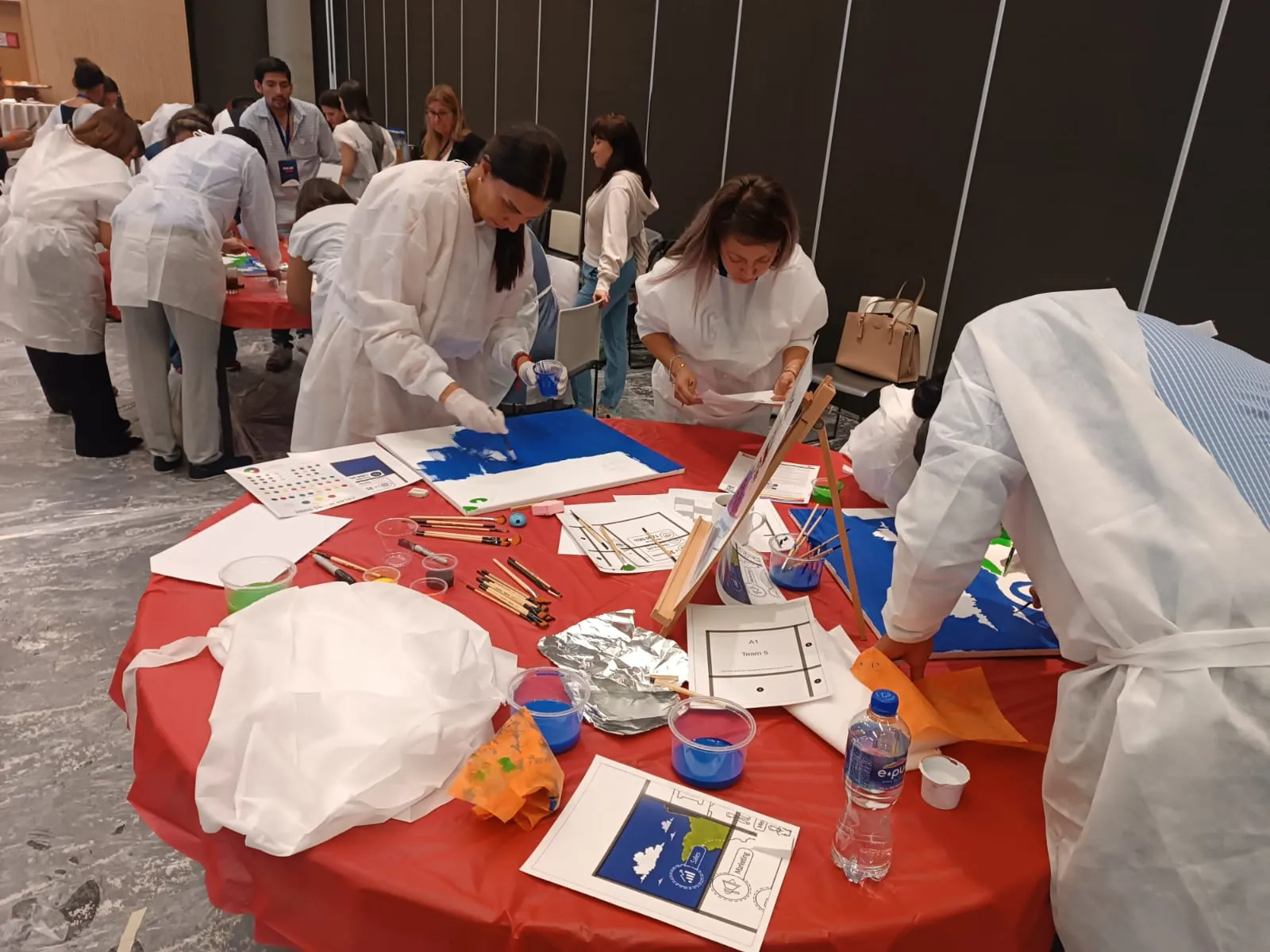 Participantes de The Big picture trabajando en equipo