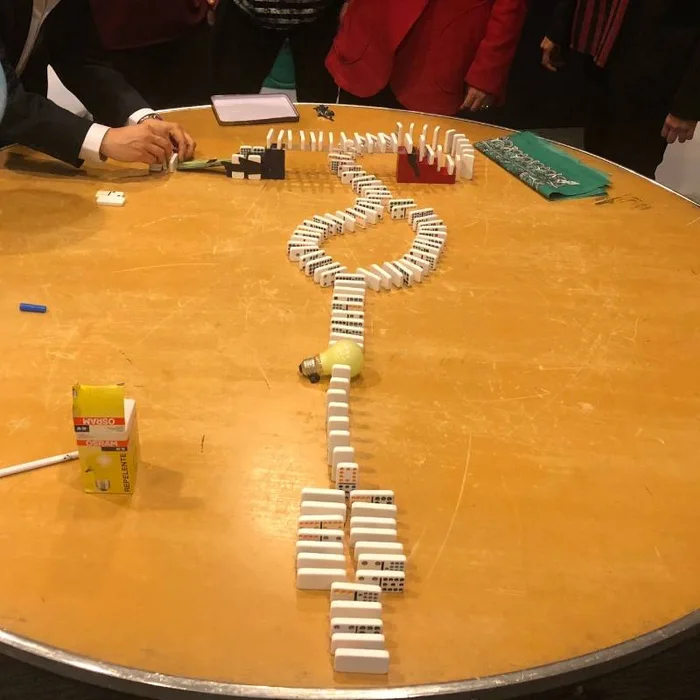 Momento 2 de The Domino effect