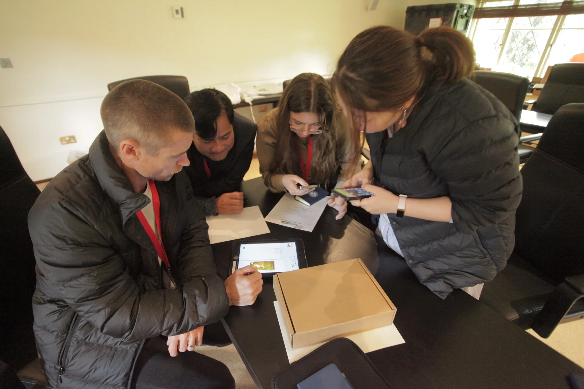 Participantes de The Green Game trabajando en equipo
