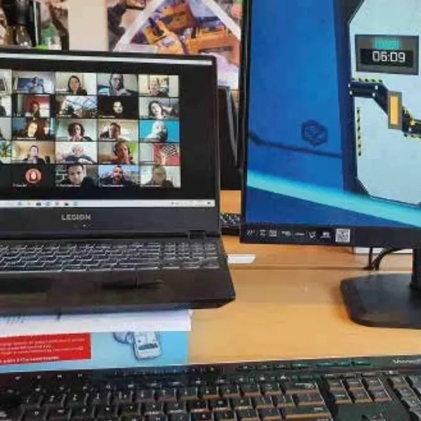 Momento 2 de The Infinite Loop - Online