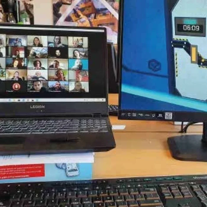 Momento 3 de The Infinite Loop - Online