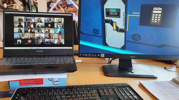 Equipo remoto durante The Infinite Loop - Online, actividad de integración en línea