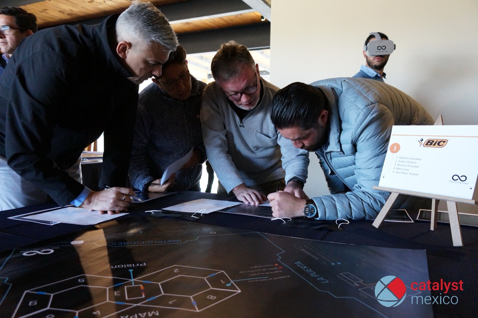 Colaboradores en plena dinámica de The Infinite Loop