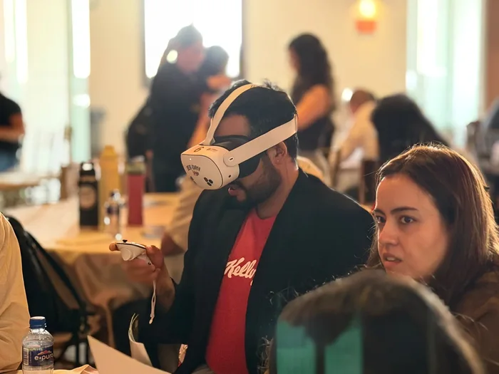 Colaboradores en plena dinámica de The Infinite Loop