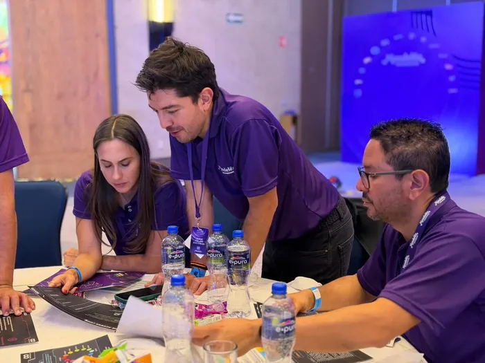 Participantes de The Infinite Loop trabajando en equipo