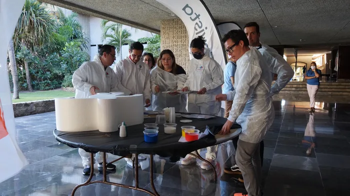 Participantes de Think Art trabajando en equipo