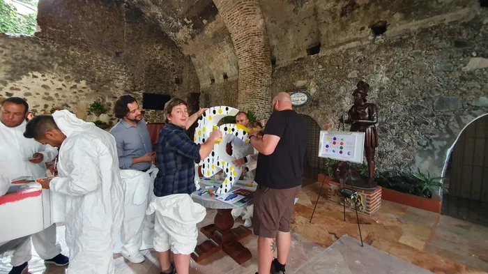 Colaboradores en plena dinámica de Think Art