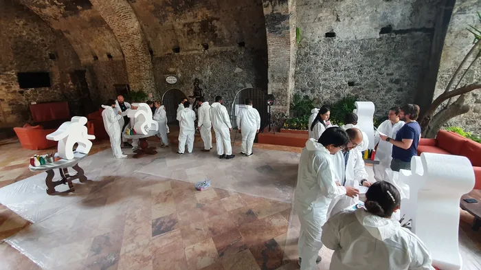 Colaboradores en plena dinámica de Think Art
