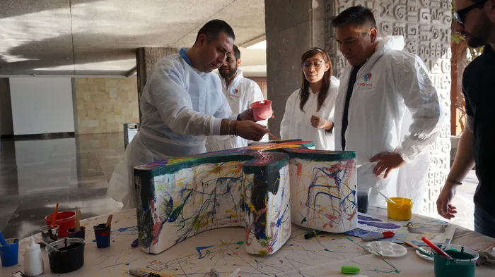 Equipo corporativo durante Think Art, actividad de integración