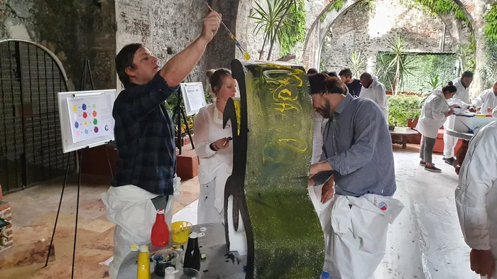 Participantes de Think Art trabajando en equipo