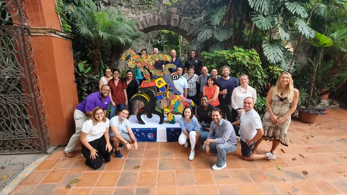 Colaboradores en plena dinámica de Think Art