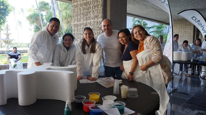Equipo corporativo durante Think Art, actividad de integración