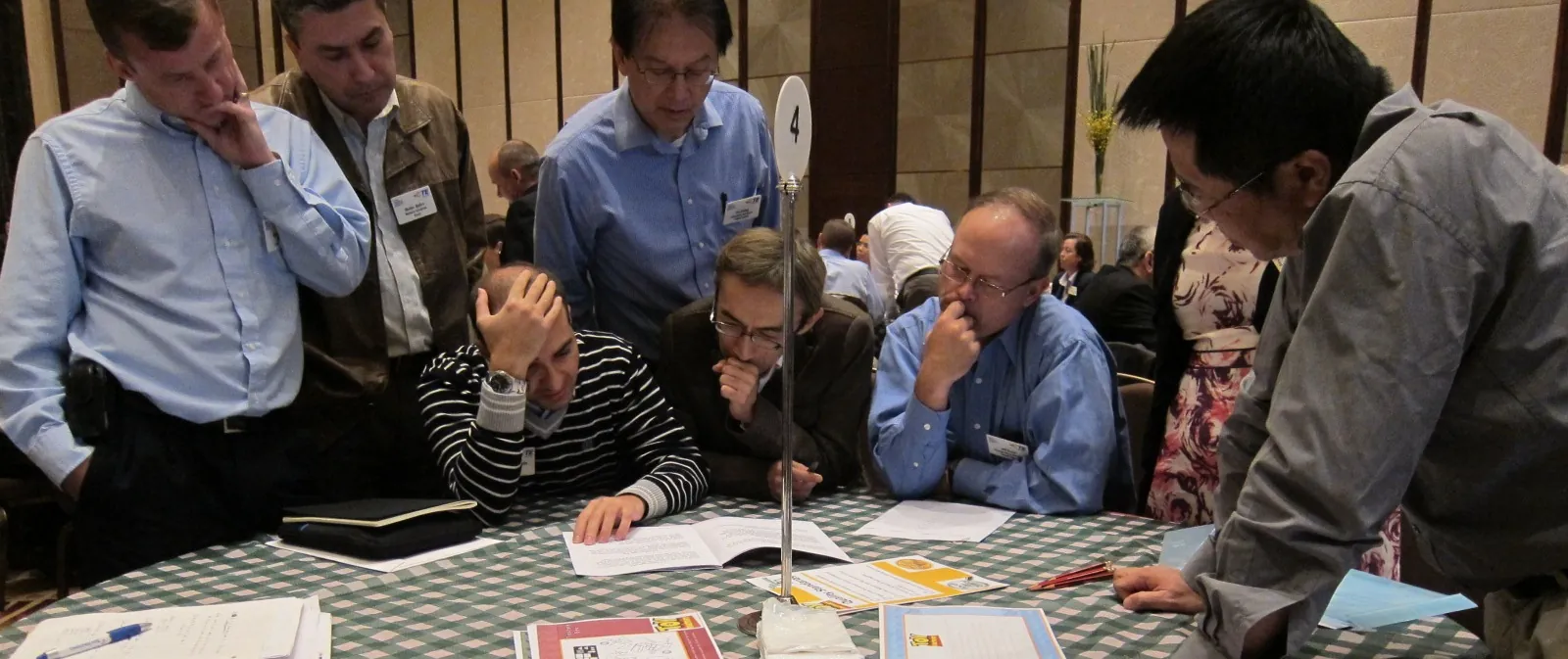 Participantes de Toy Factory trabajando en equipo