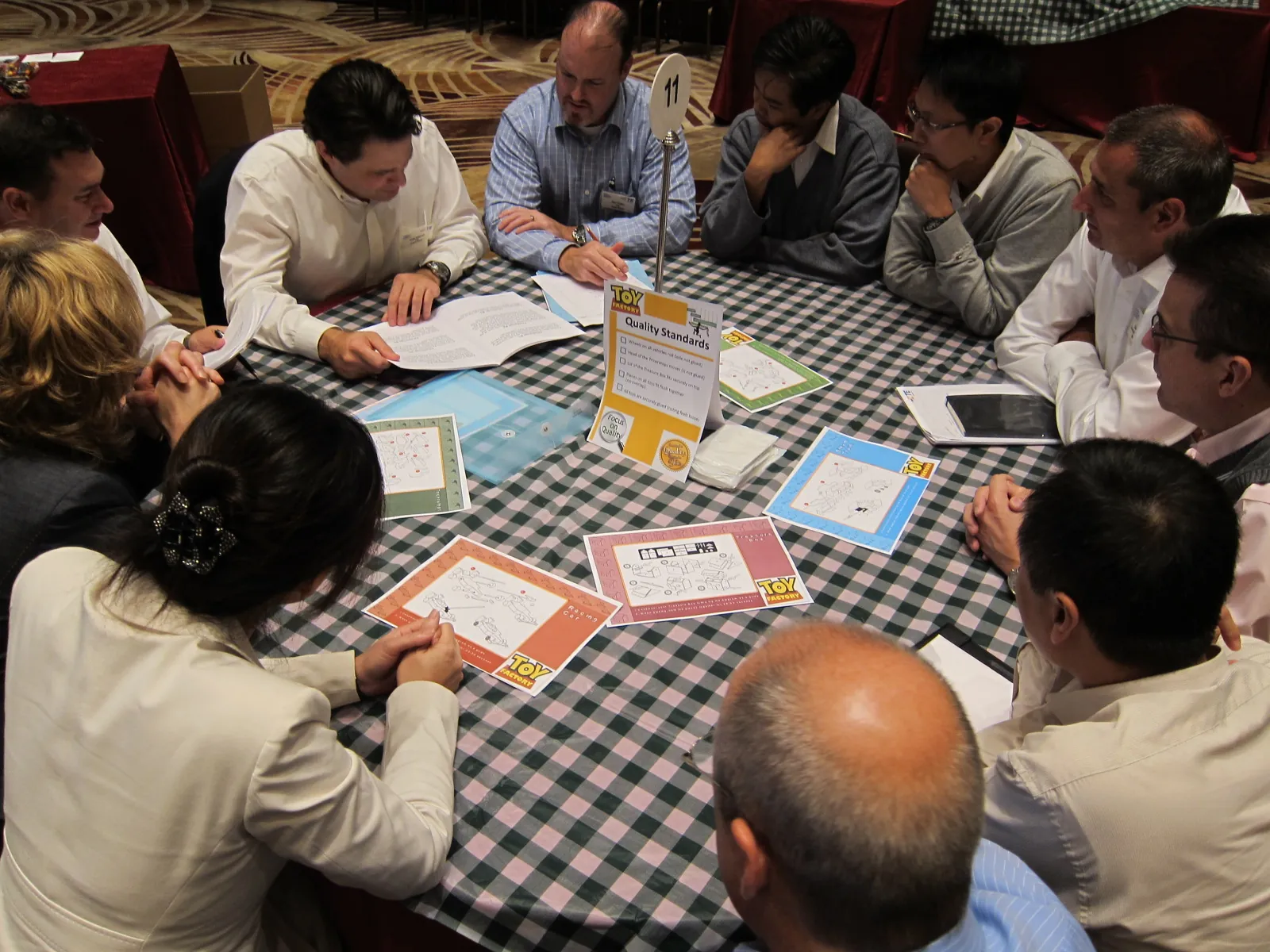 Participantes de Toy Factory trabajando en equipo