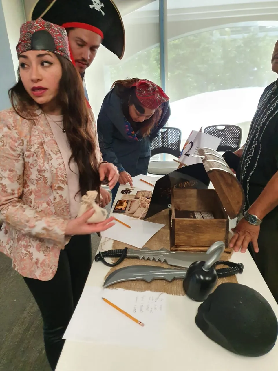 Colaboradores en plena dinámica de Trade Winds