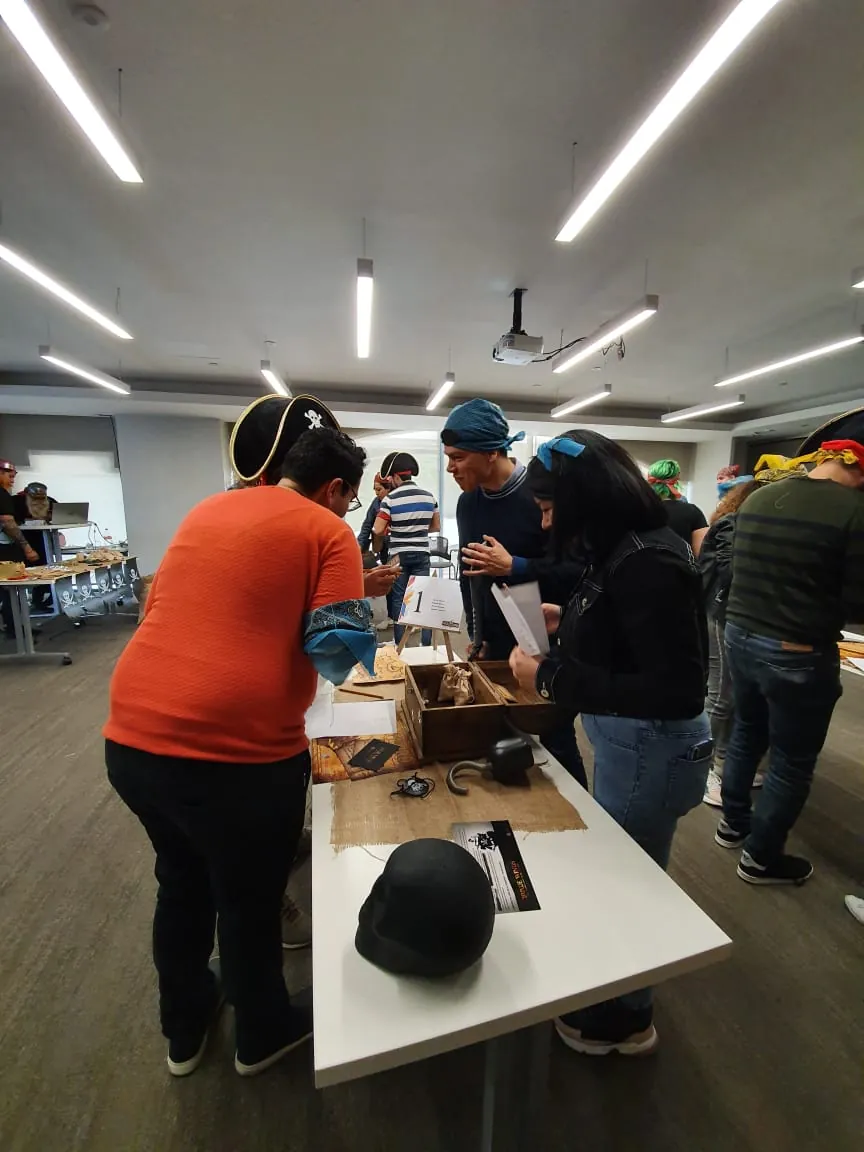 Participantes de Trade Winds trabajando en equipo