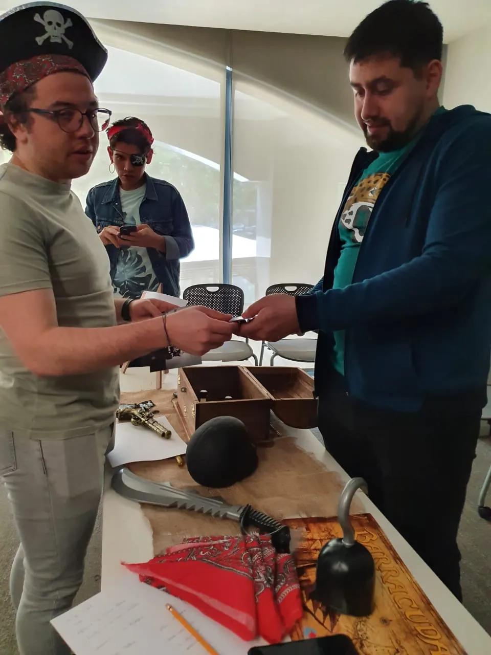 Colaboradores en plena dinámica de Trade Winds