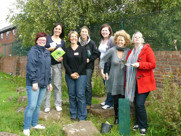 Equipo corporativo durante Tree-Mend-Us, actividad de integración