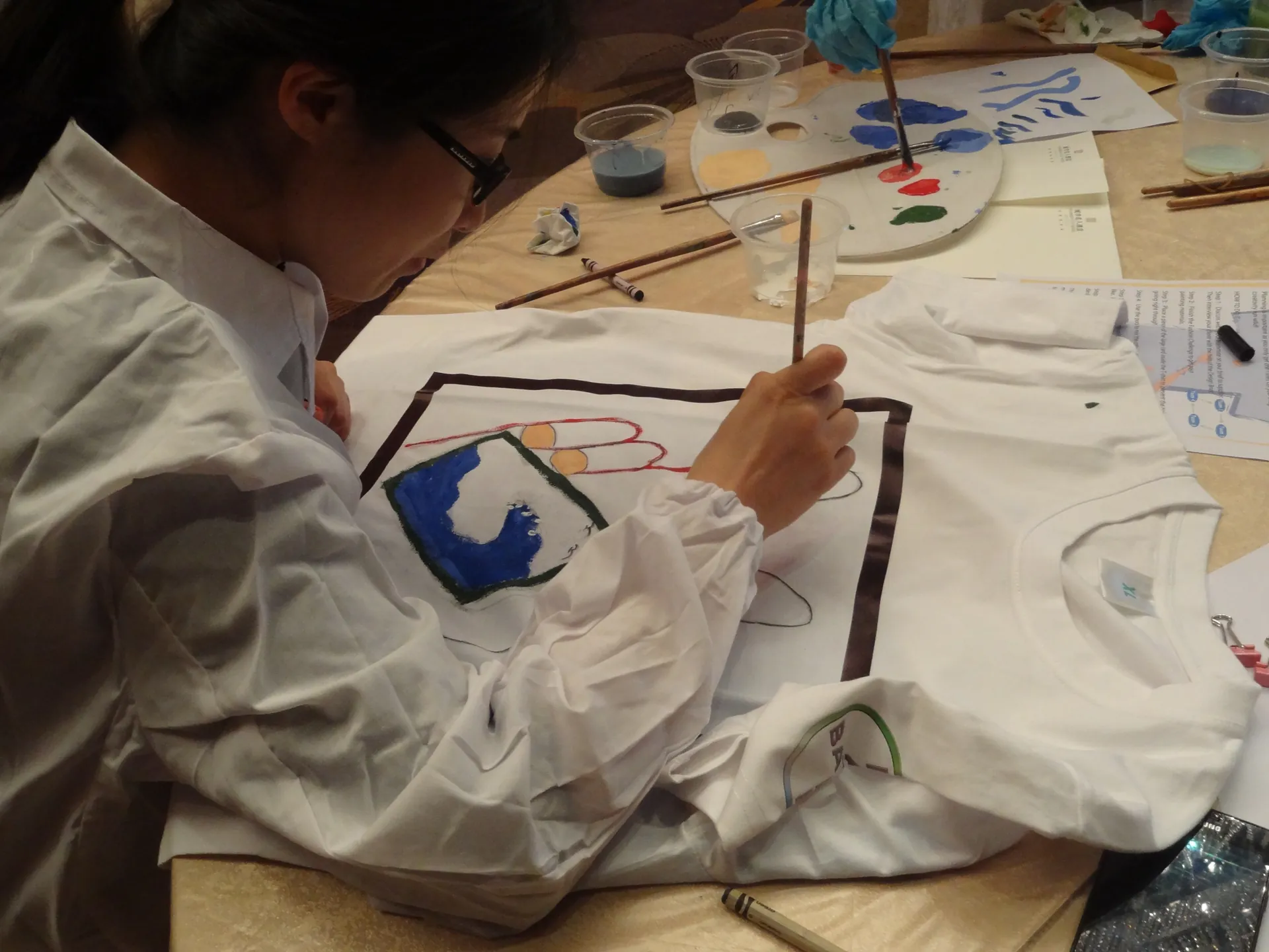 Colaboradores en plena dinámica de T-shirt Masterpiece AI