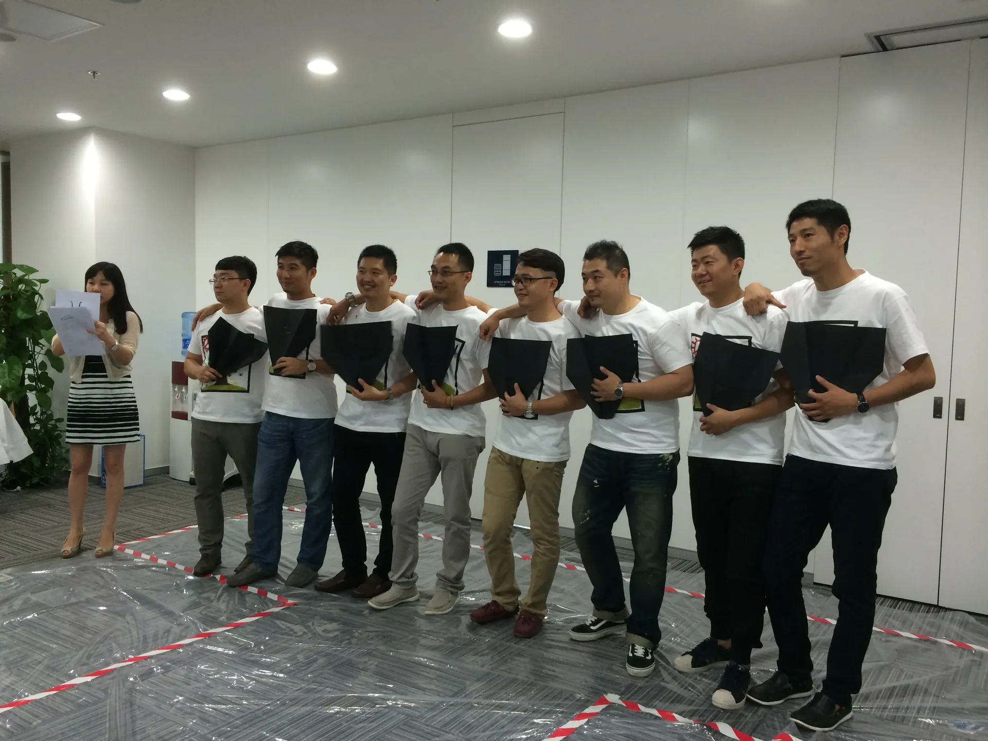 Equipo corporativo durante T-shirt Masterpiece AI, actividad de integración