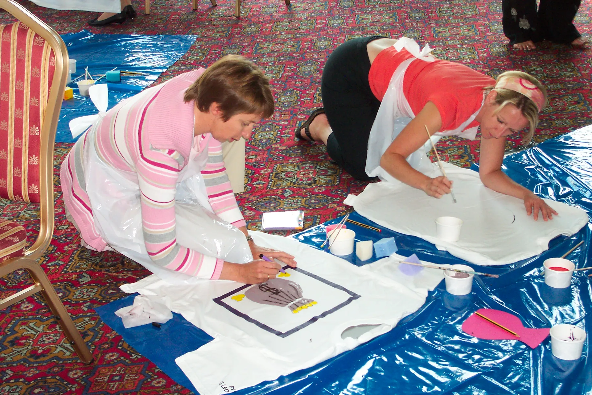 Colaboradores en plena dinámica de T-shirt Masterpiece AI