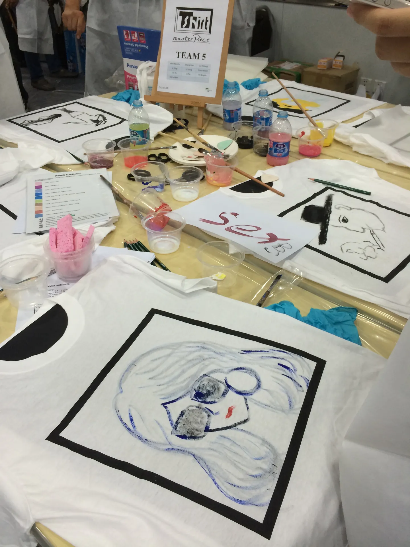 Participantes de T-shirt Masterpiece AI trabajando en equipo
