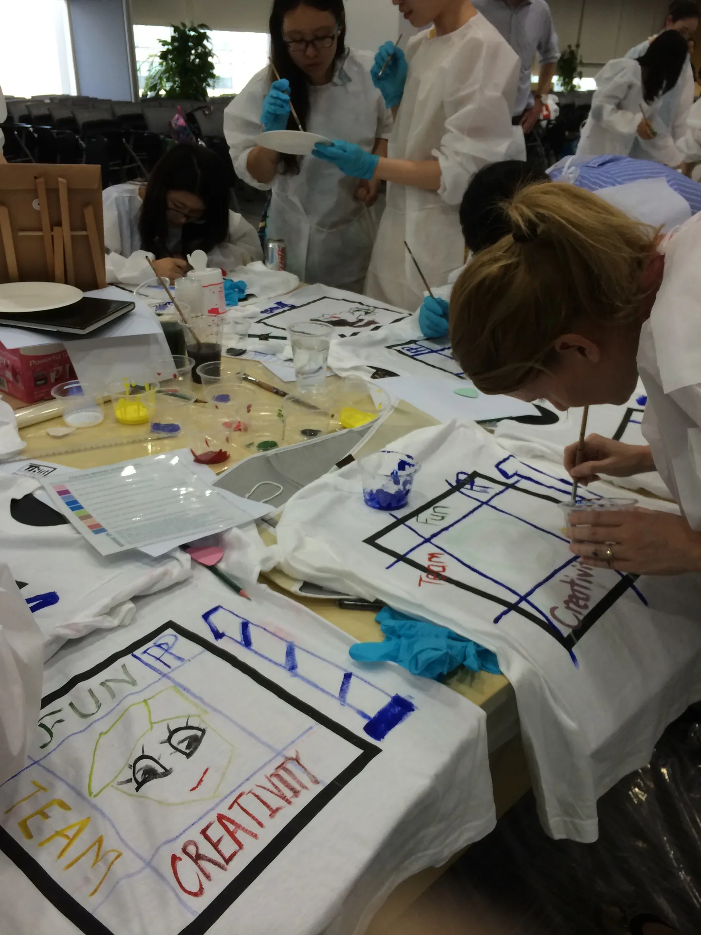 Colaboradores en plena dinámica de T-shirt Masterpiece AI