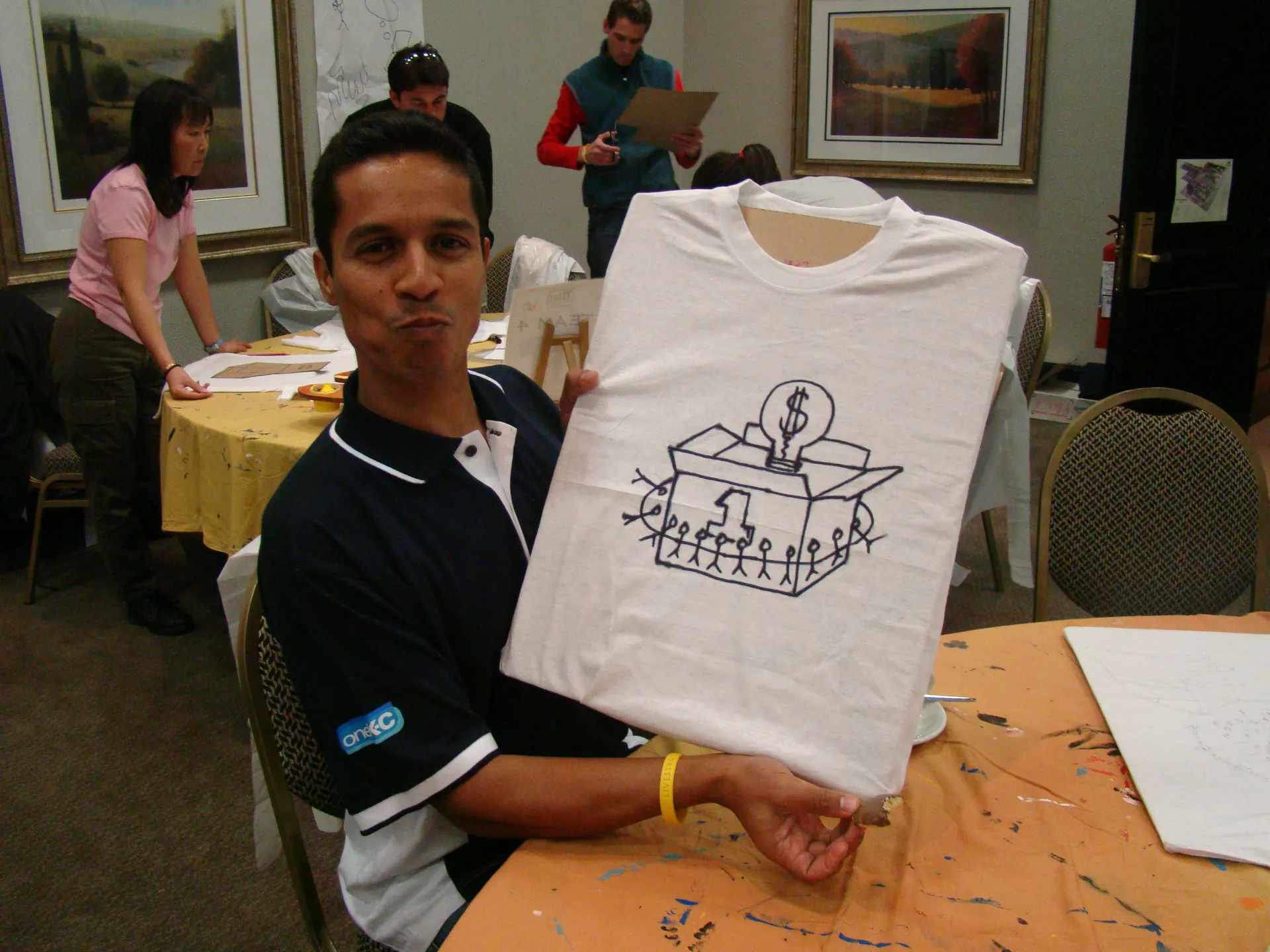Equipo corporativo durante T-shirt Masterpiece AI, actividad de integración