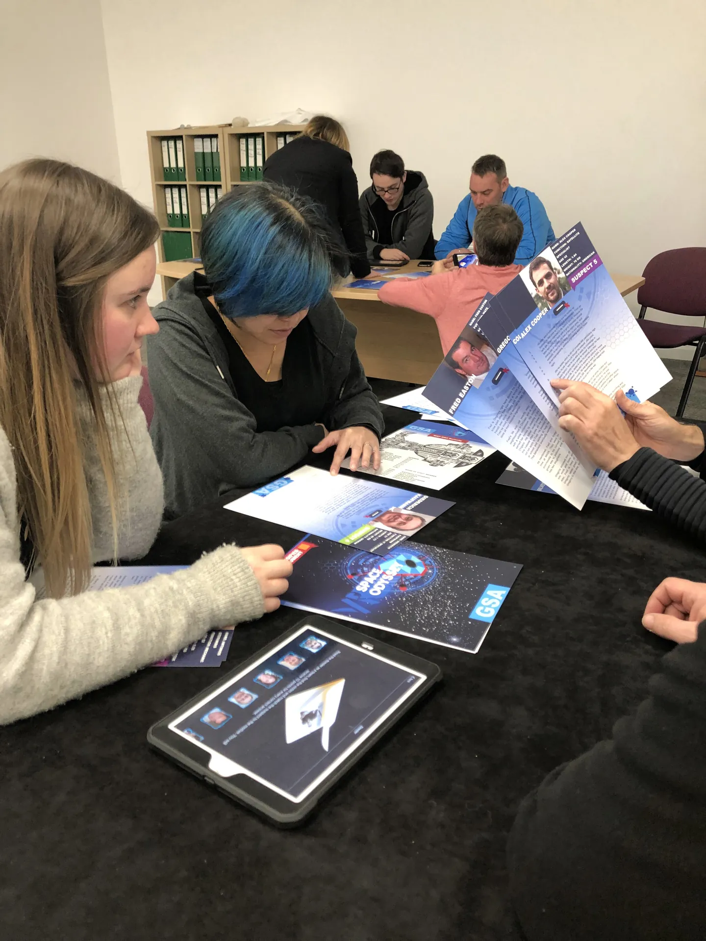 Participantes de VR - Space Odyssey trabajando en equipo