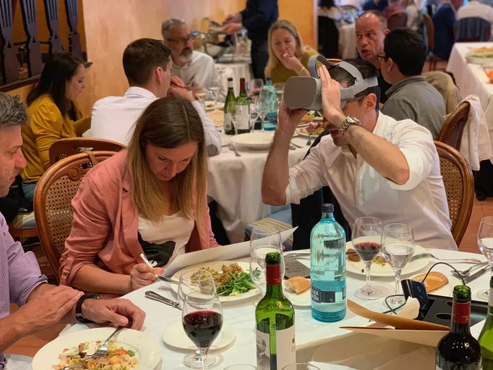 Equipo corporativo durante VR: Whodunit?, actividad de integración