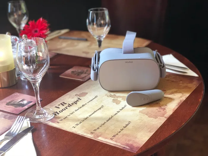 Participantes de VR: Whodunit? trabajando en equipo