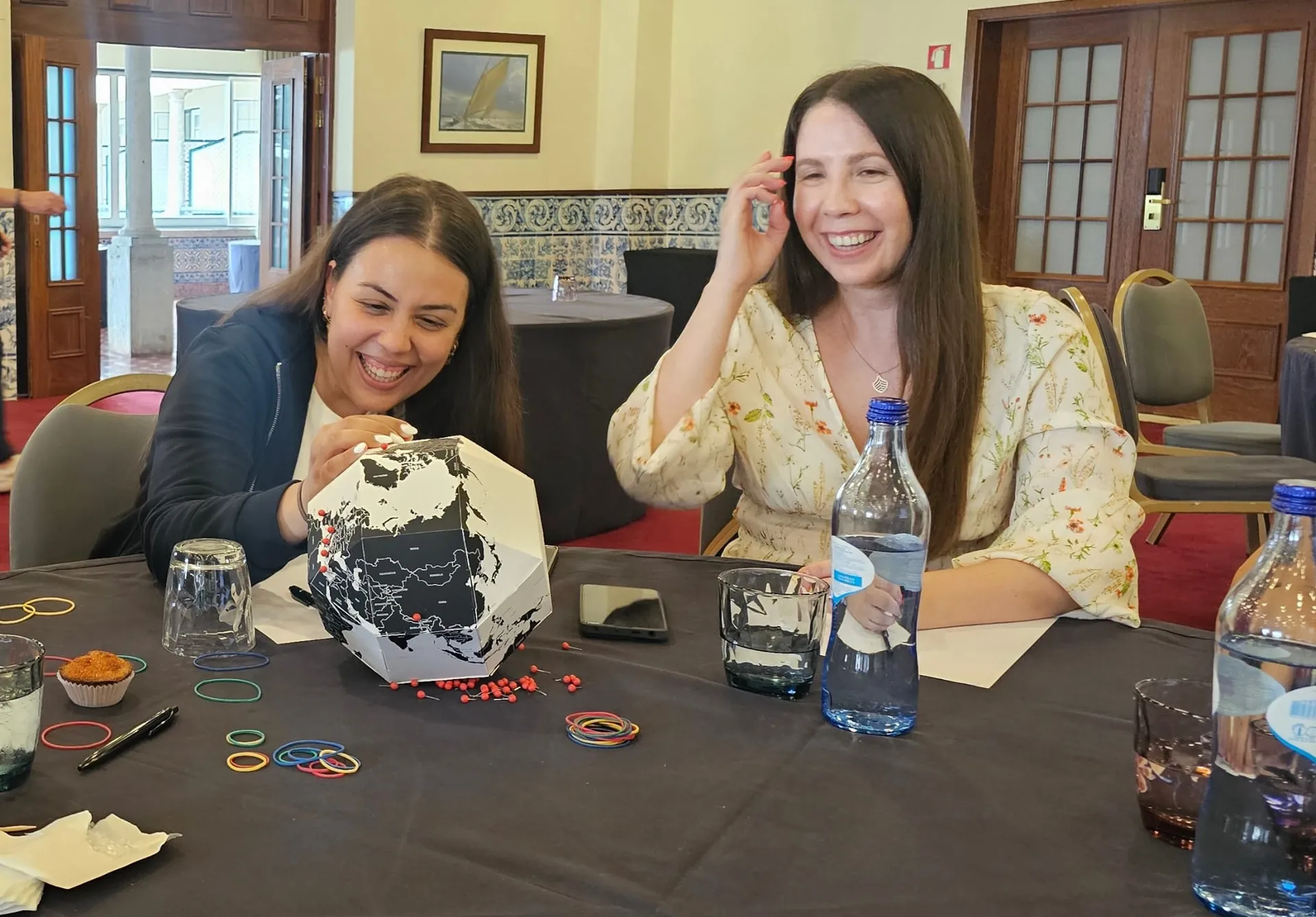 Participantes de Where in The World trabajando en equipo