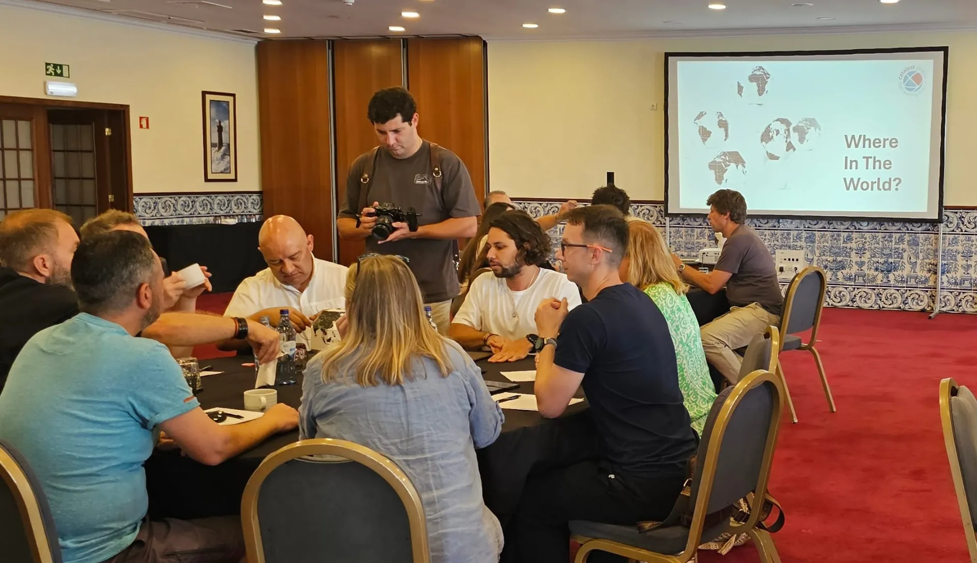 Equipo corporativo durante Where in The World, actividad de integración