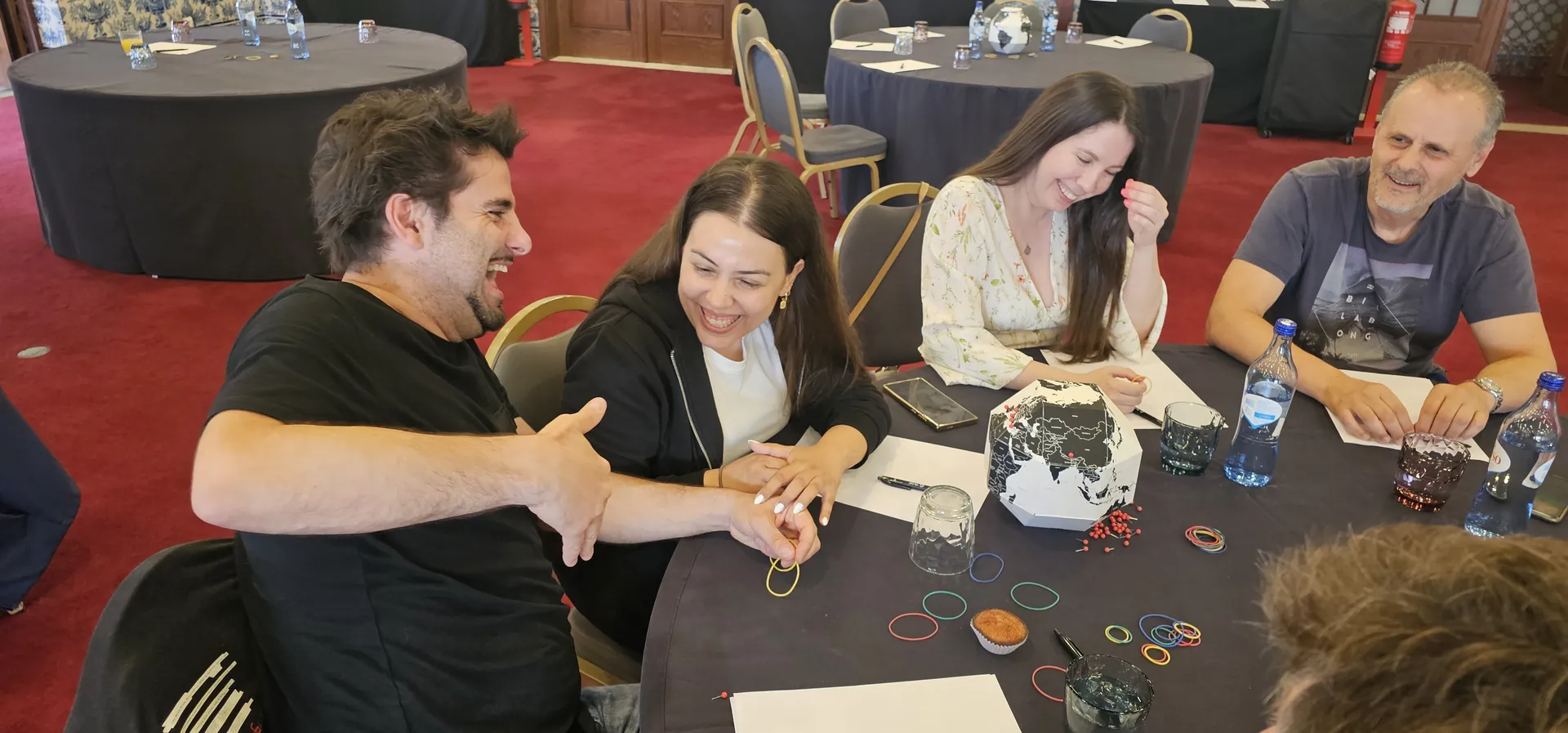 Participantes de Where in The World trabajando en equipo