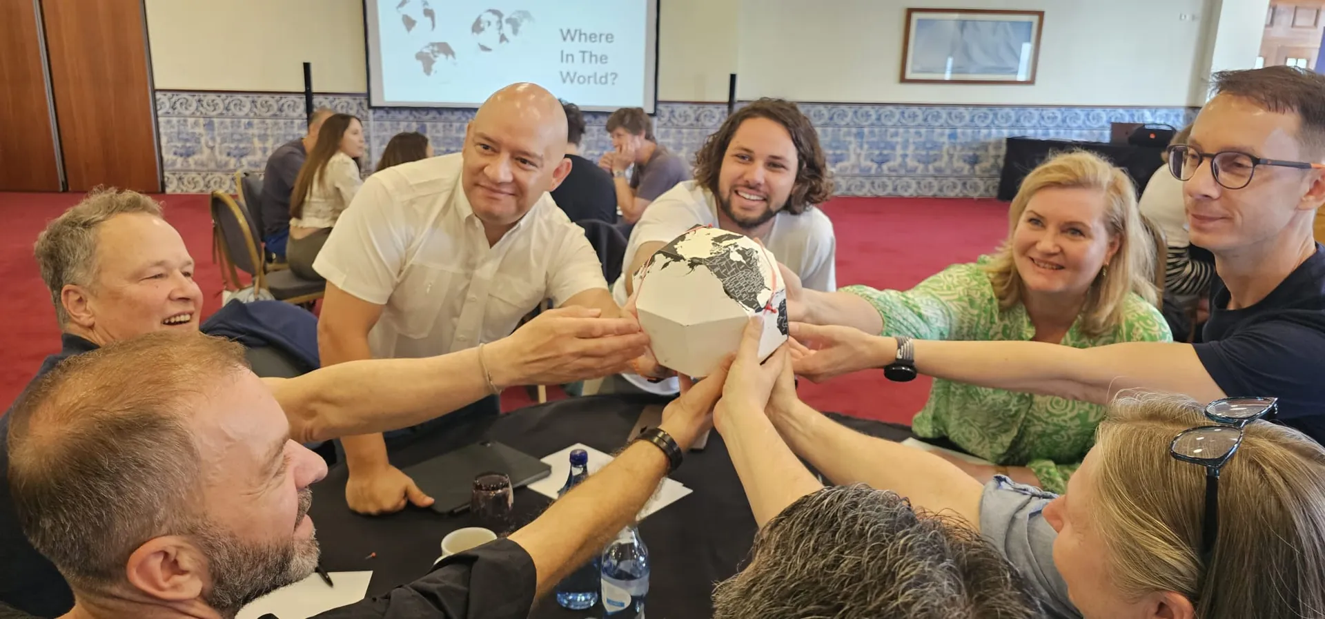 Equipo corporativo durante Where in The World, actividad de integración